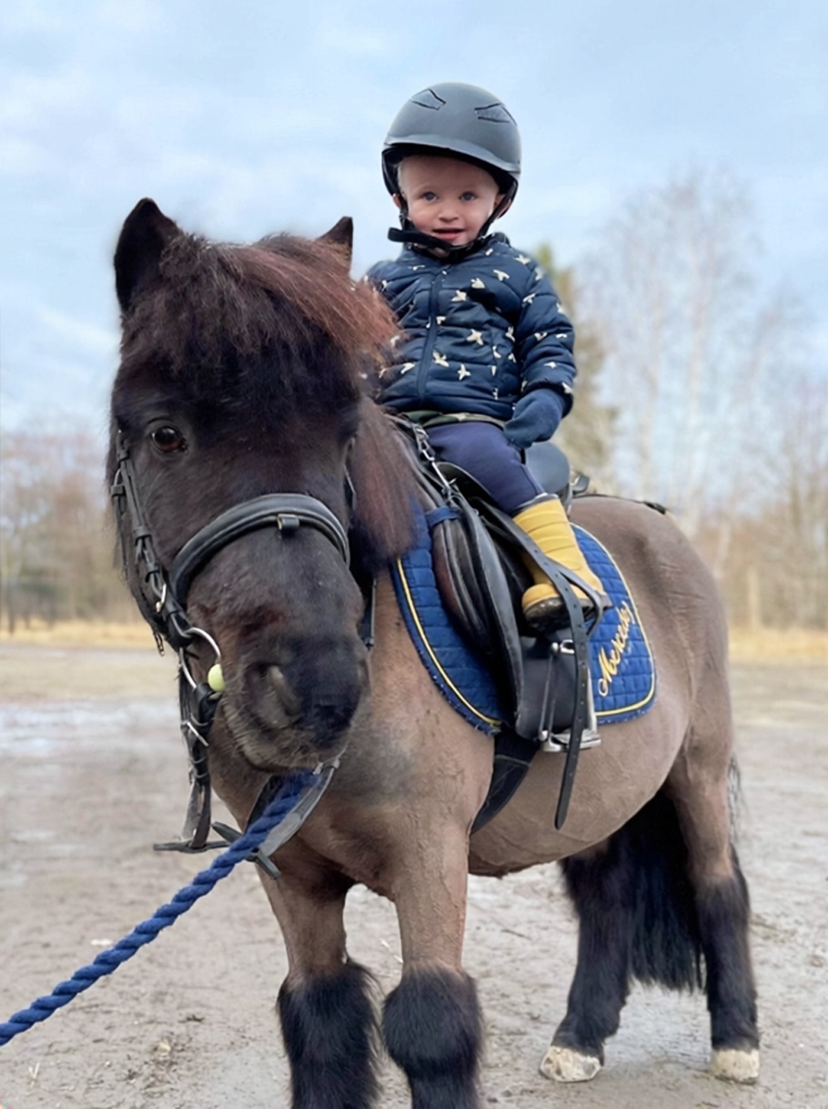 ryttarkamraterna liten ponny med liten ryttare
